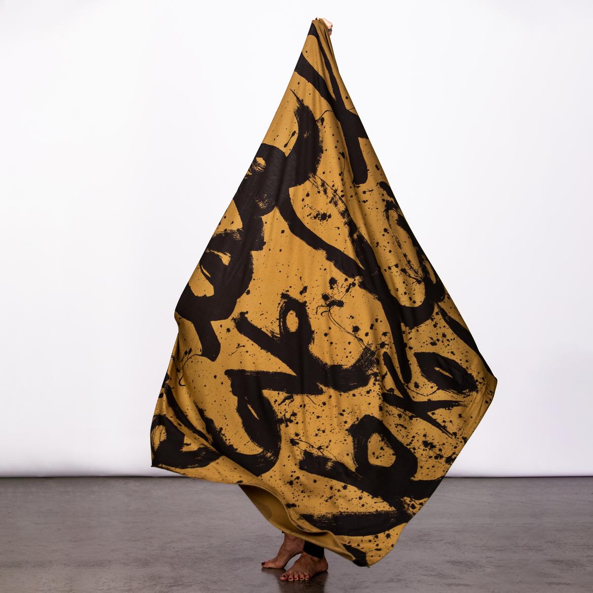 Model modeling gold Ruben LOVE nature wrap