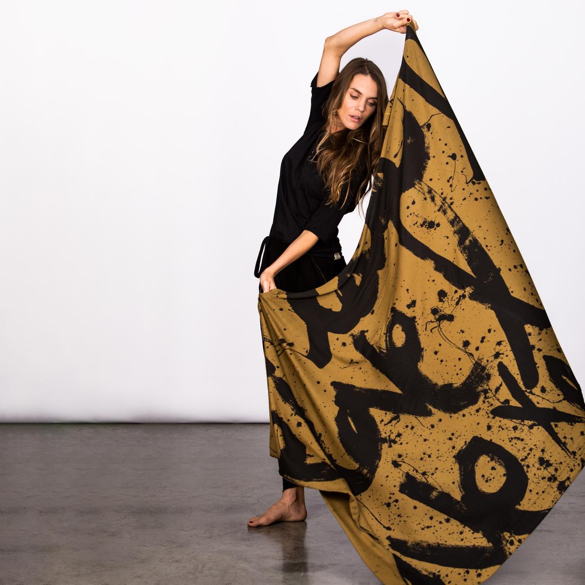 Model modeling gold Ruben LOVE nature wrap
