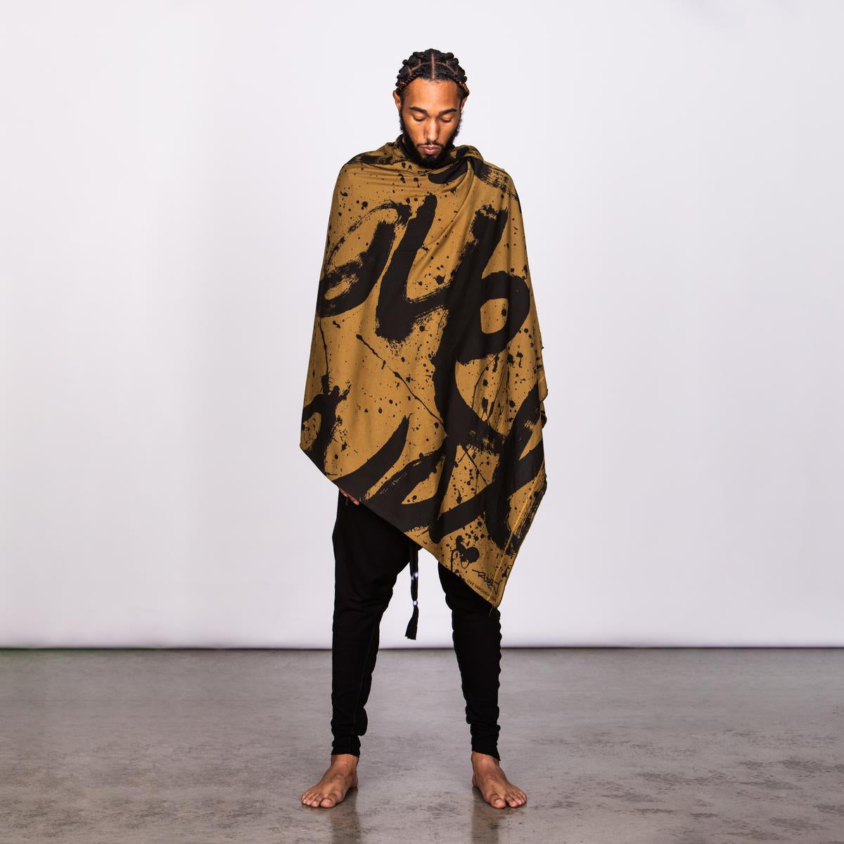 Model modeling gold Ruben LOVE nature wrap